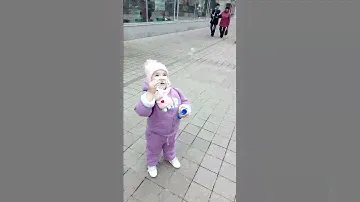 Мыльные пузыри #пузыри #мыльныепузыри #доченька