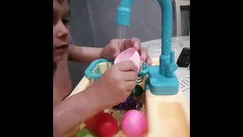 детская раковина, где льётся вода по-настоящему