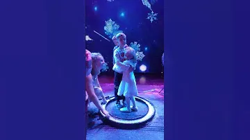 Гигантские мыльные пузыри на новогоднем утреннике. © Андрей Горяинов